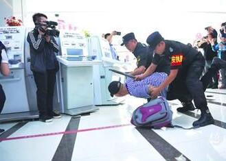 銀行內(nèi)遇搶劫咋應(yīng)對(duì)？襄陽戎安保安公司演練給答案